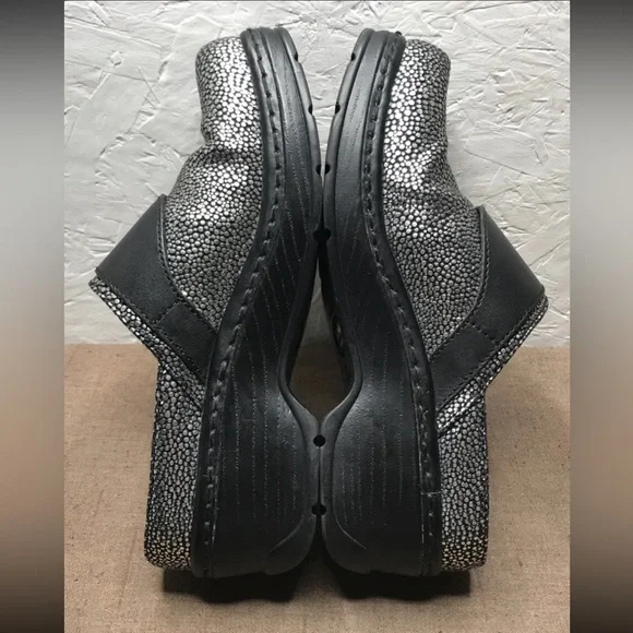 Klogs Austin Stingray Women's Clogs Silver Black Leather Size 8M Work Nursing - Picture 8 of 14